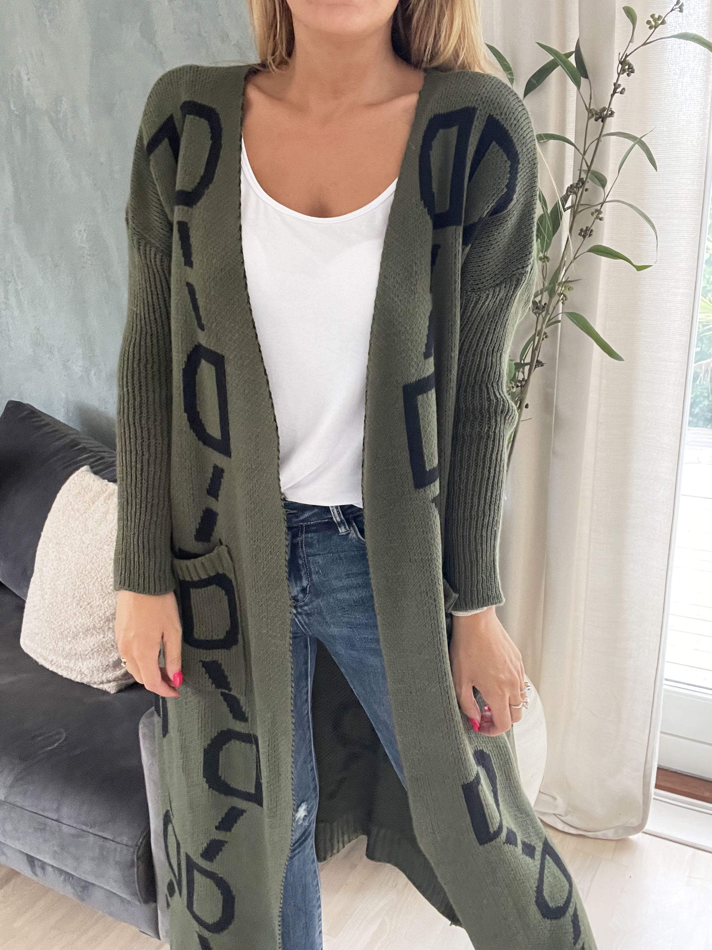 Mandy - Plus size stickad kofta med text och mönster